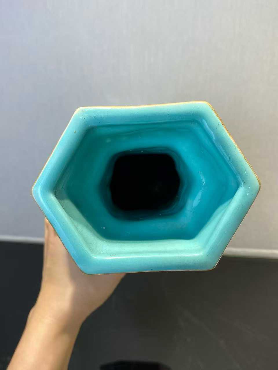 松石绿地粉彩折枝花碟夔龙耳六方瓶