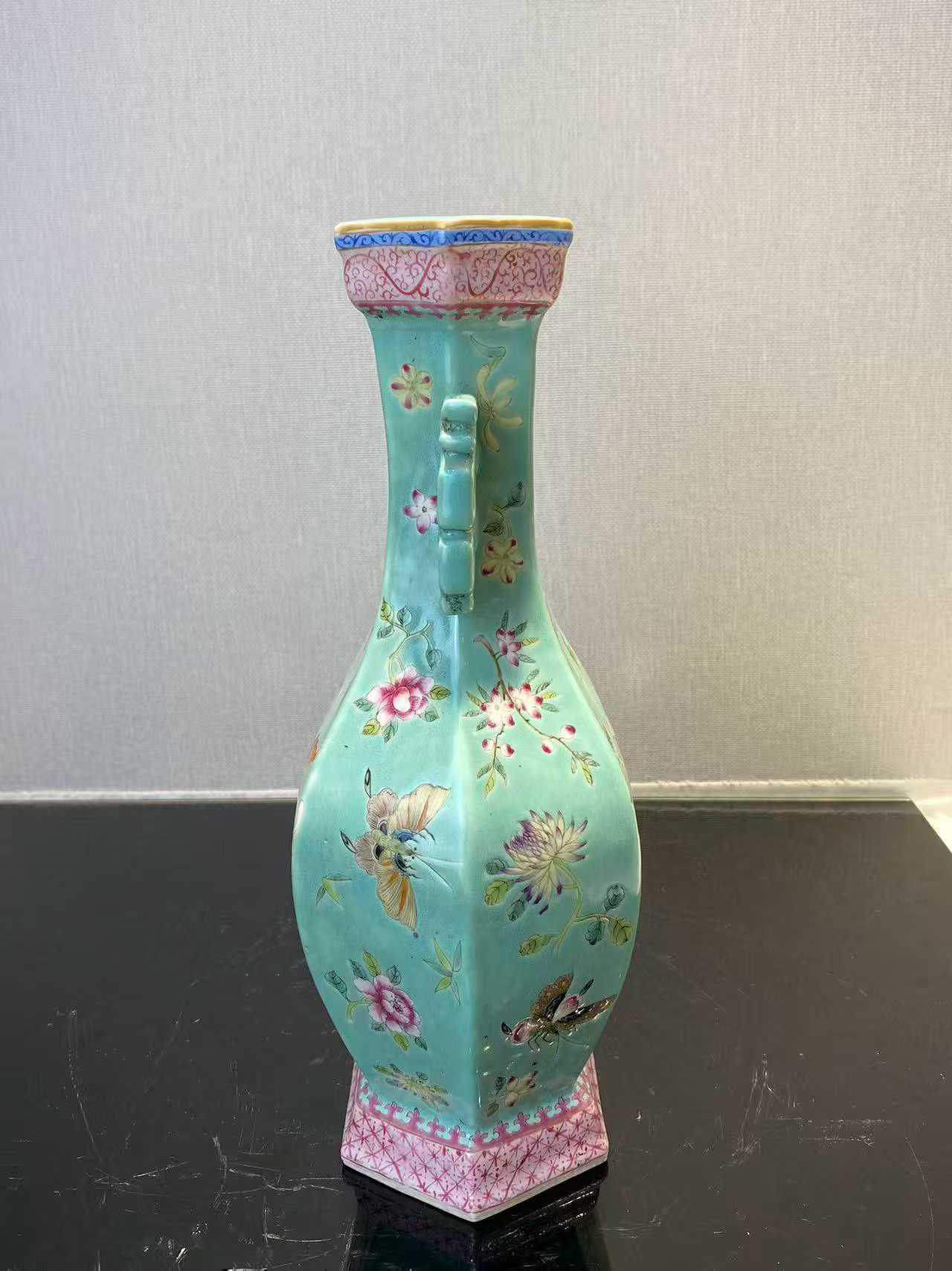 松石绿地粉彩折枝花碟夔龙耳六方瓶