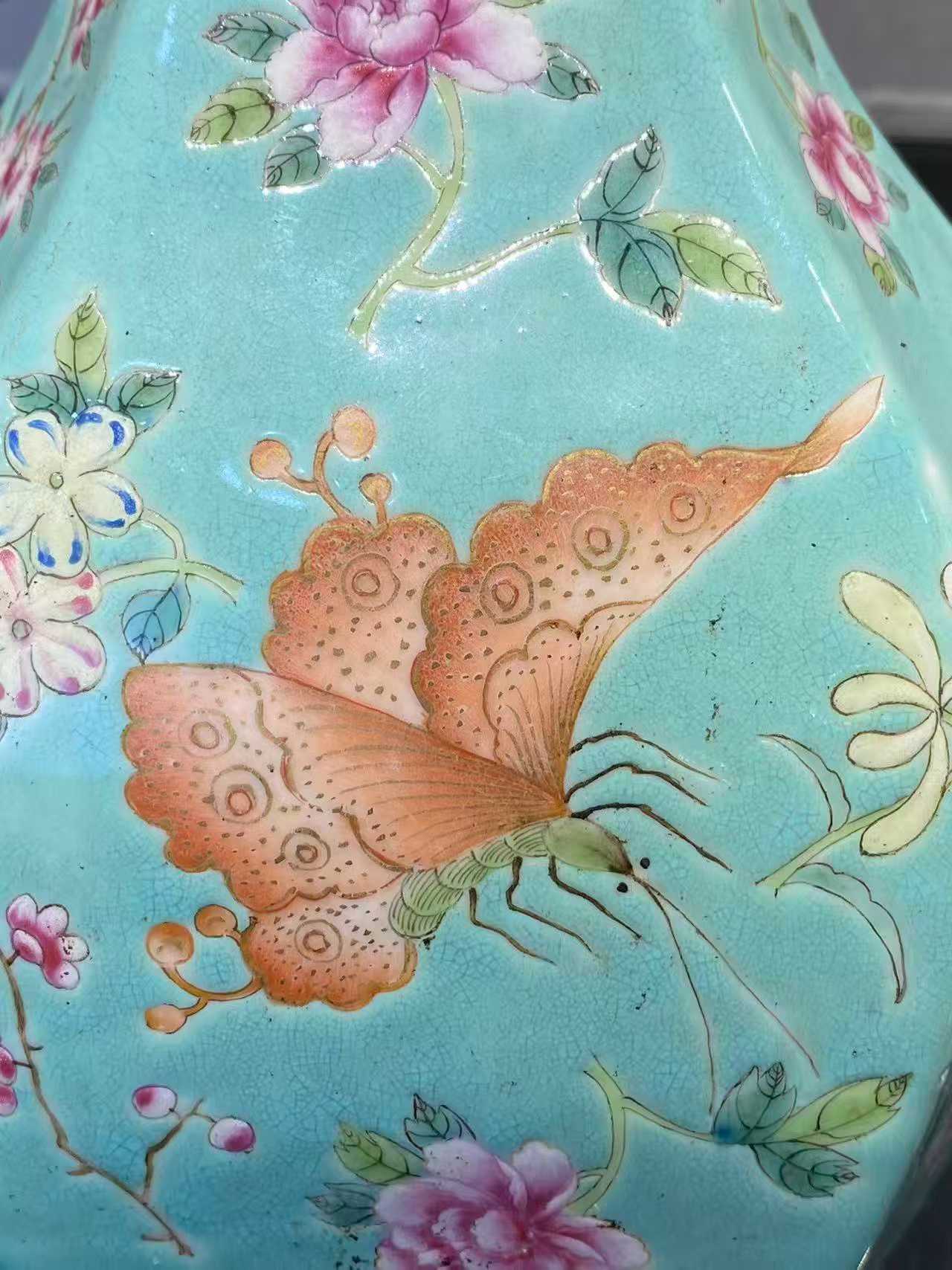 松石绿地粉彩折枝花碟夔龙耳六方瓶