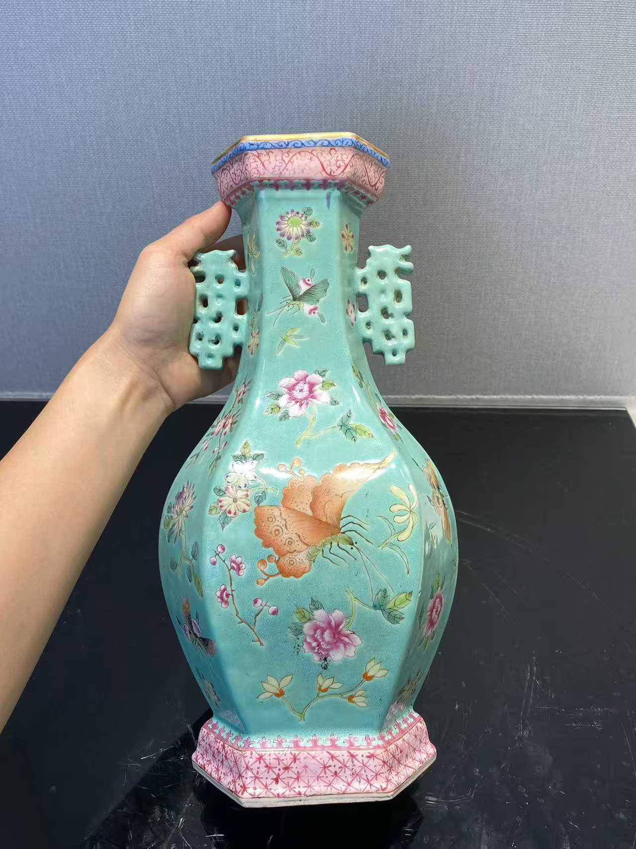 松石绿地粉彩折枝花碟夔龙耳六方瓶