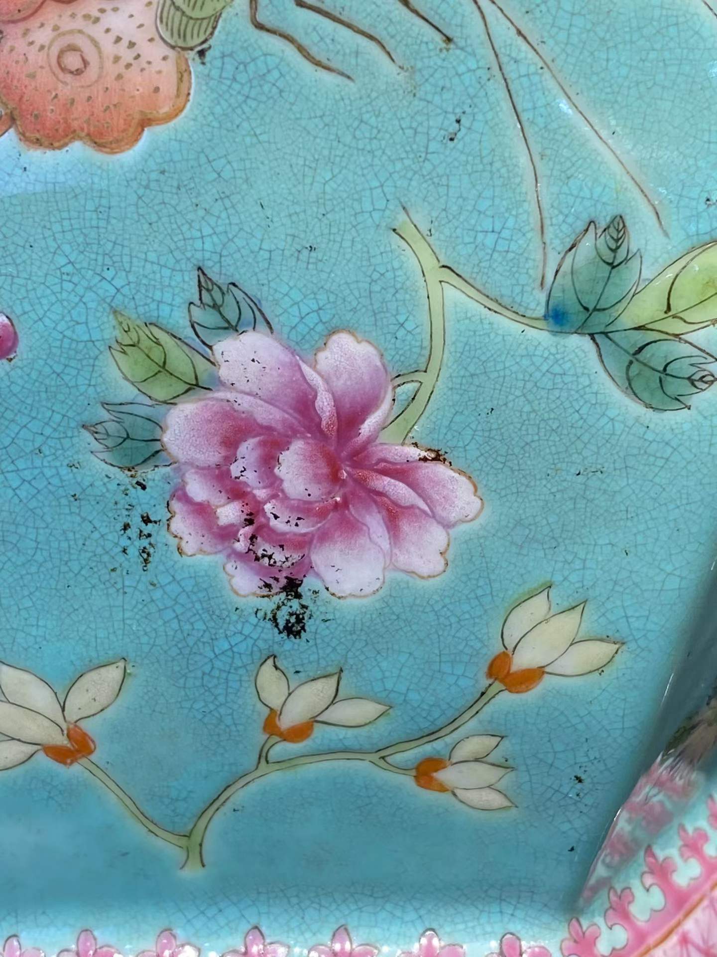 松石绿地粉彩折枝花碟夔龙耳六方瓶