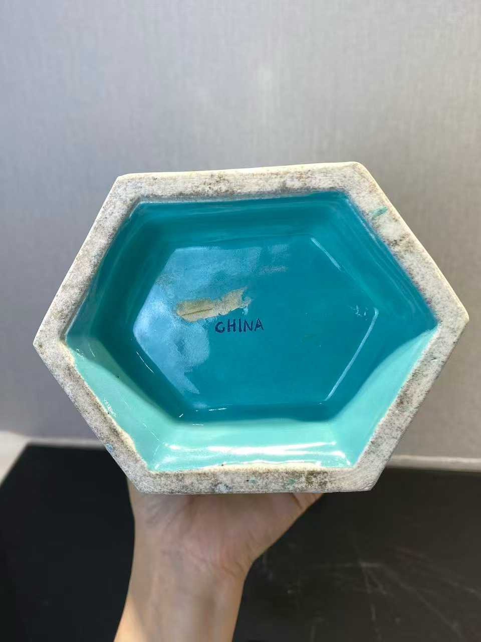 松石绿地粉彩折枝花碟夔龙耳六方瓶