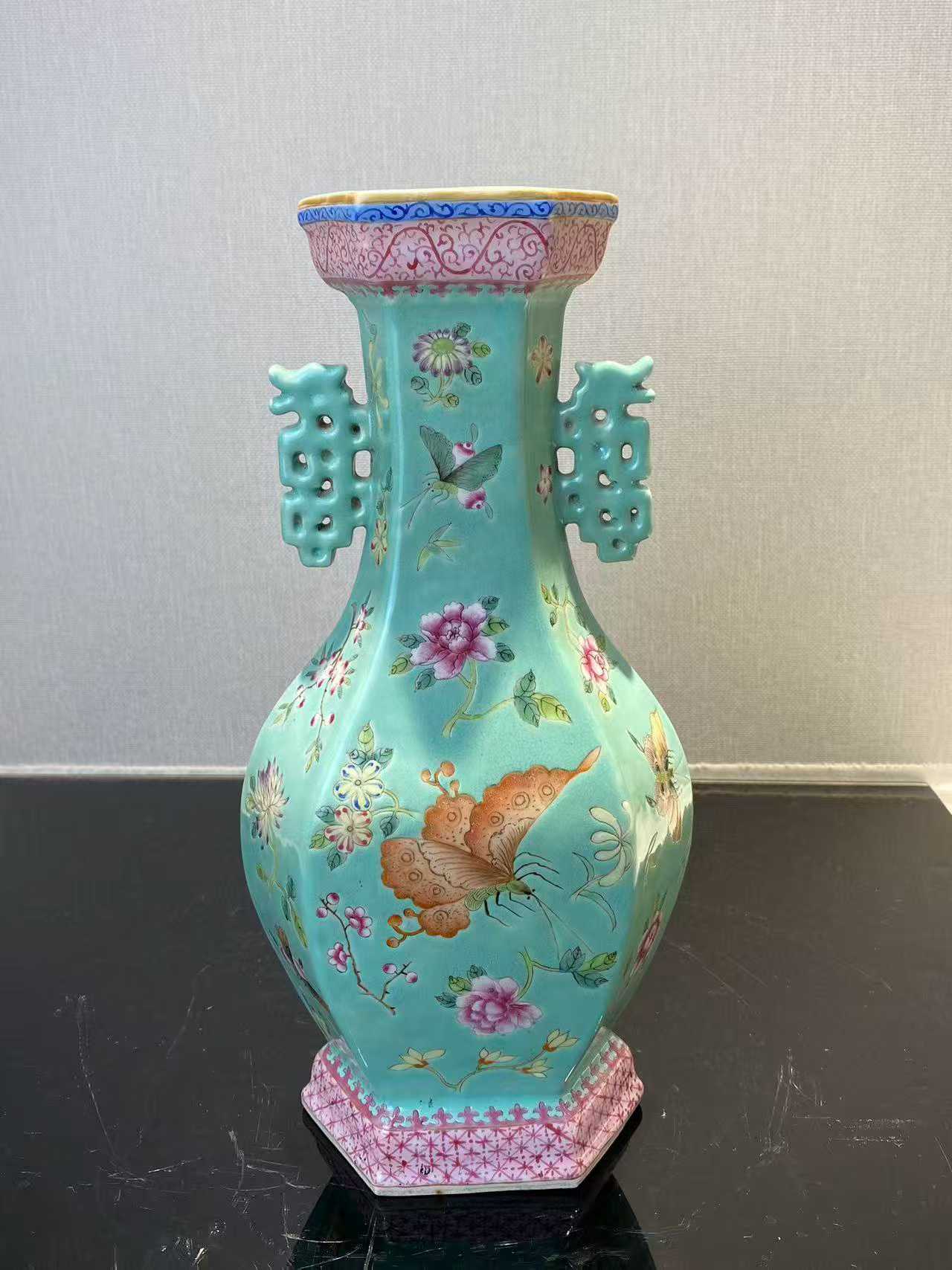 松石绿地粉彩折枝花碟夔龙耳六方瓶