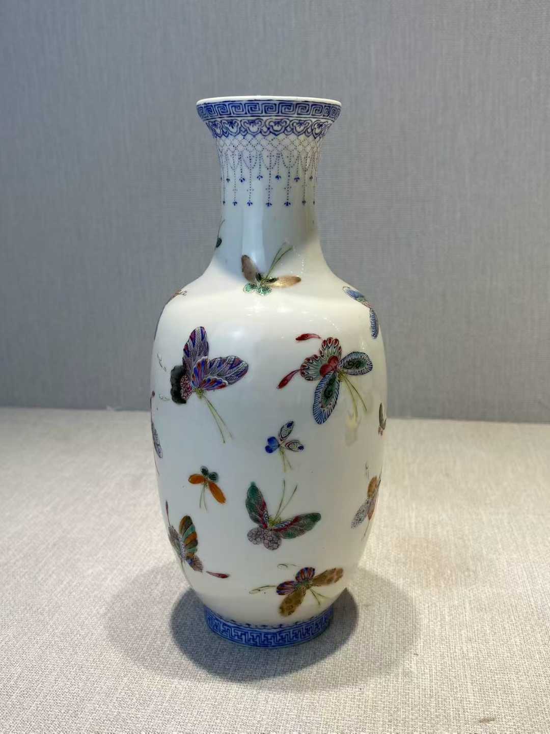 珐琅彩百蝶图瓶  蓝料彩六字篆书款：大清乾隆年制