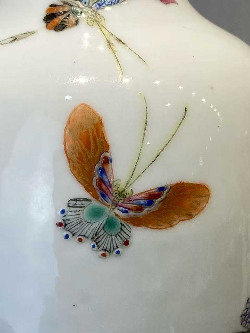 珐琅彩百蝶图瓶  蓝料彩六字篆书款：大清乾隆年制