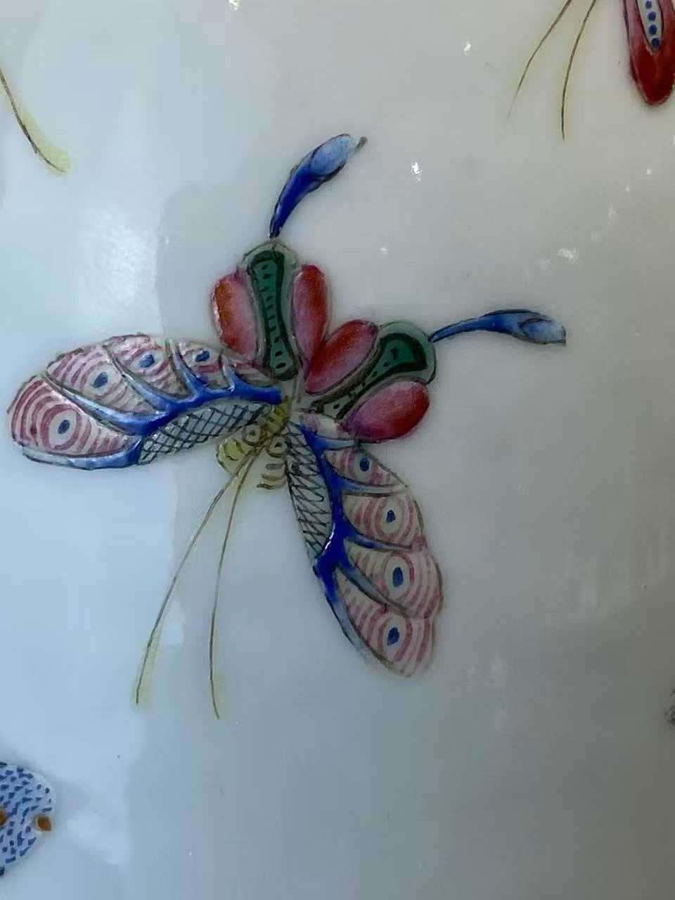 珐琅彩百蝶图瓶  蓝料彩六字篆书款：大清乾隆年制