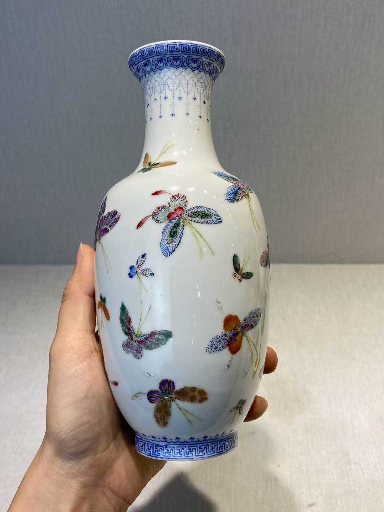 珐琅彩百蝶图瓶  蓝料彩六字篆书款：大清乾隆年制