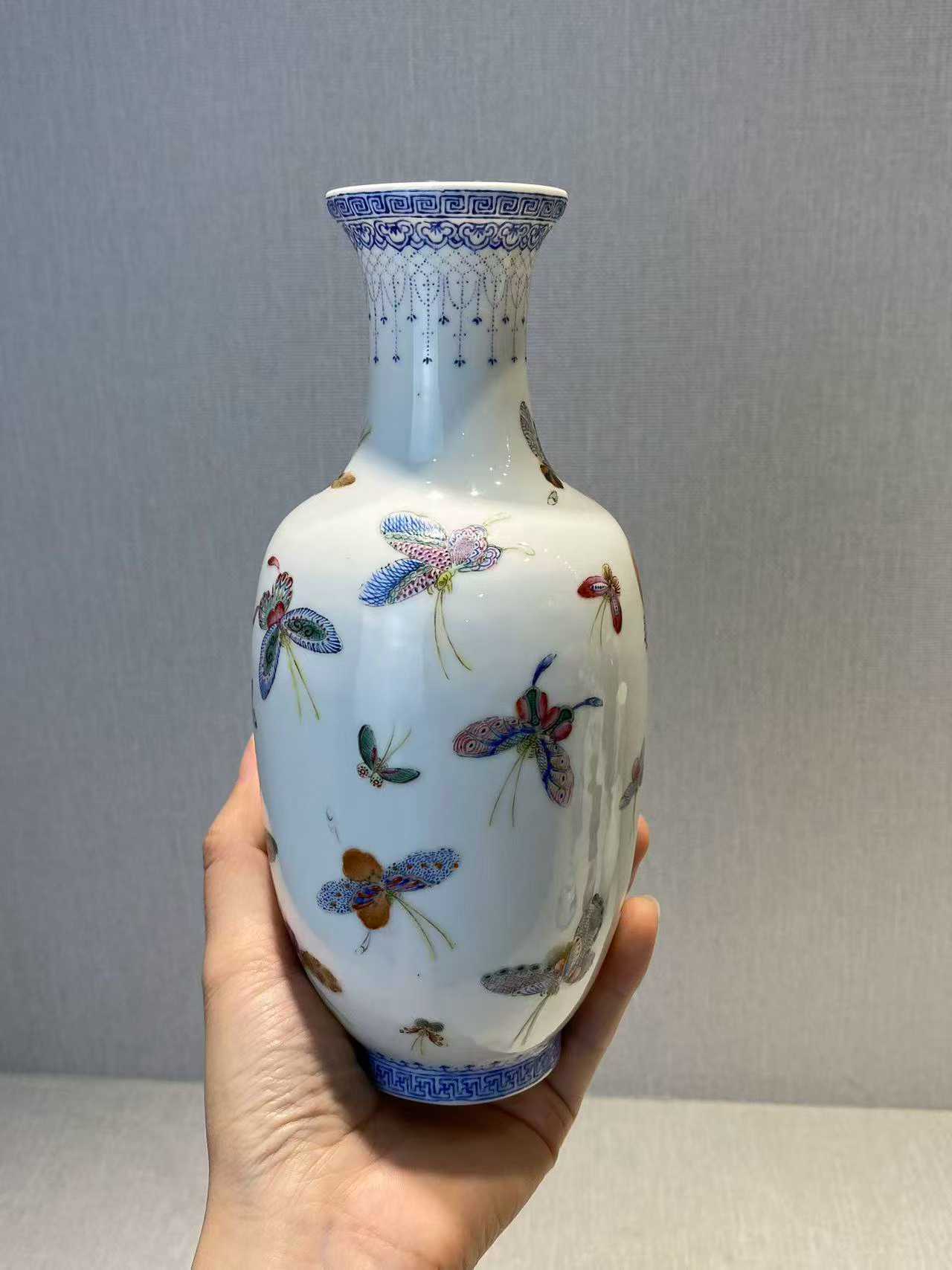 珐琅彩百蝶图瓶  蓝料彩六字篆书款：大清乾隆年制