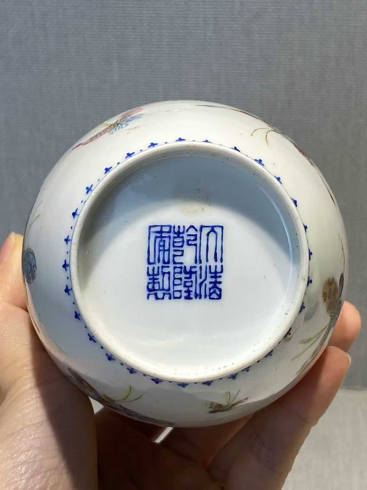 珐琅彩百蝶图瓶  蓝料彩六字篆书款：大清乾隆年制