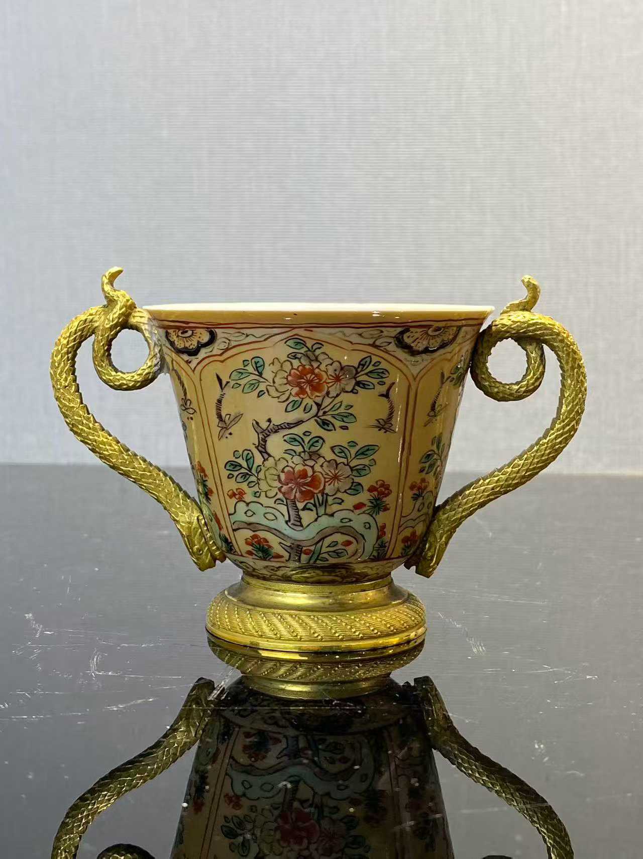 米黄地五彩花蝶纹杯