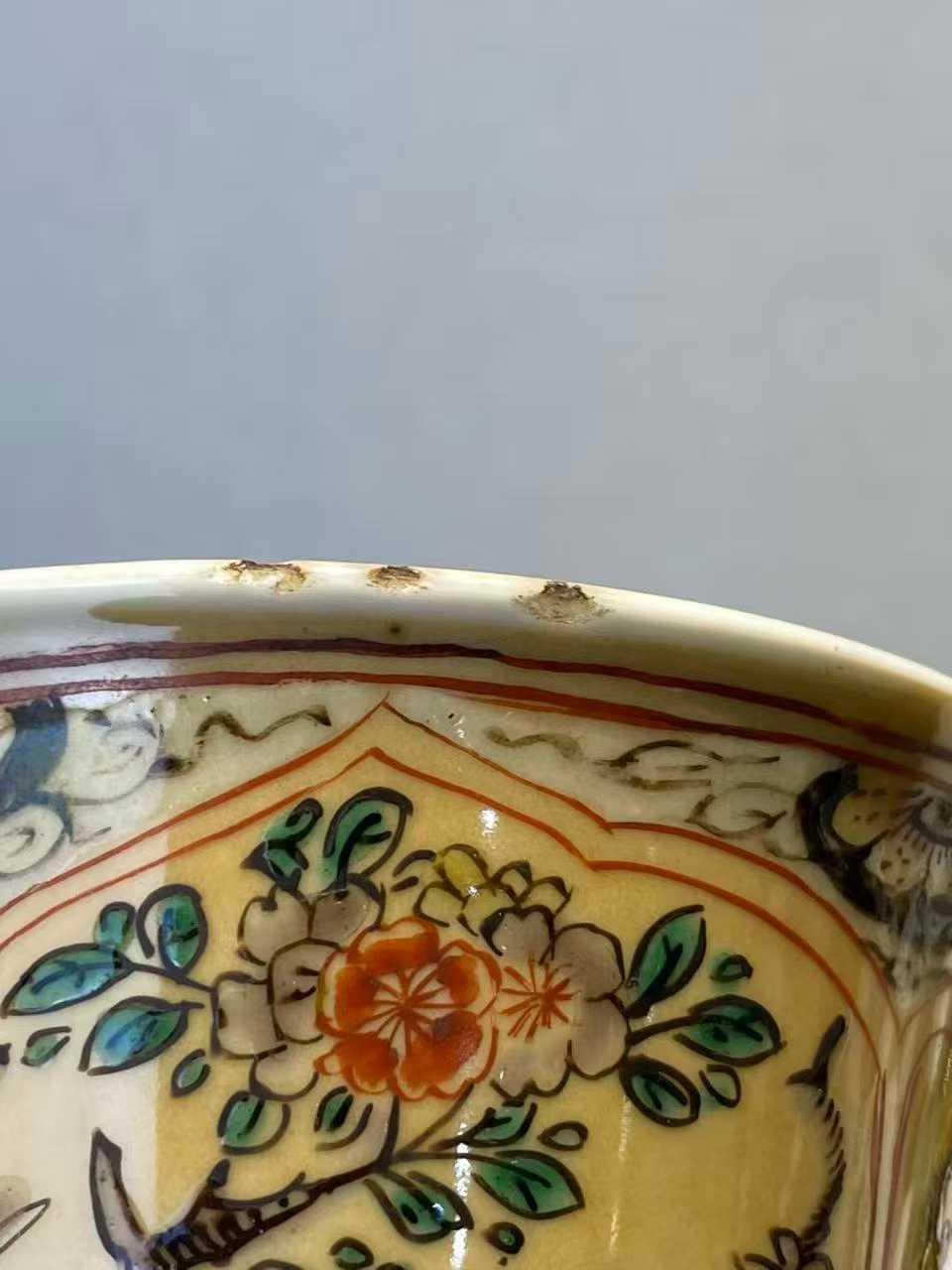 米黄地五彩花蝶纹杯