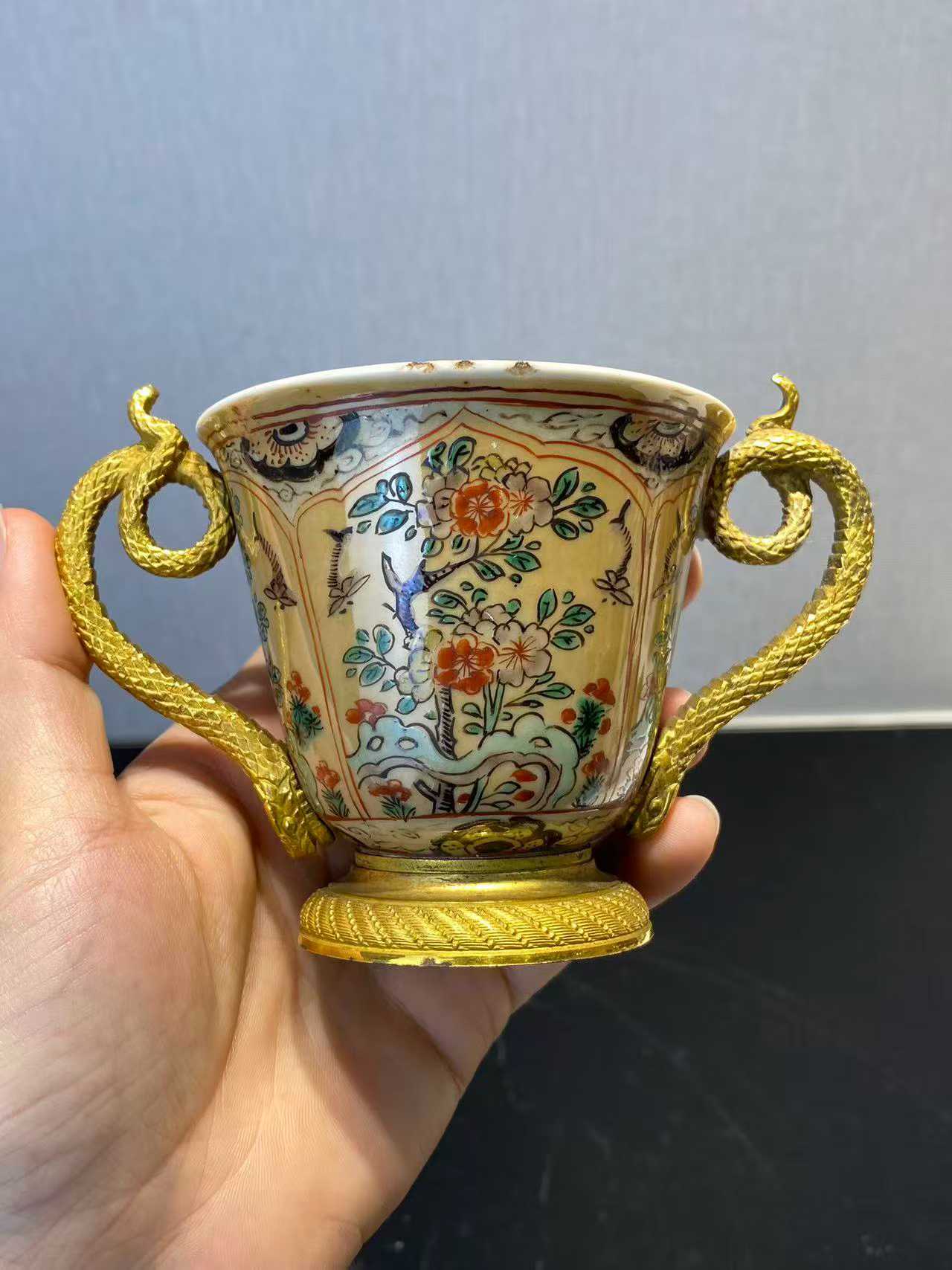 米黄地五彩花蝶纹杯