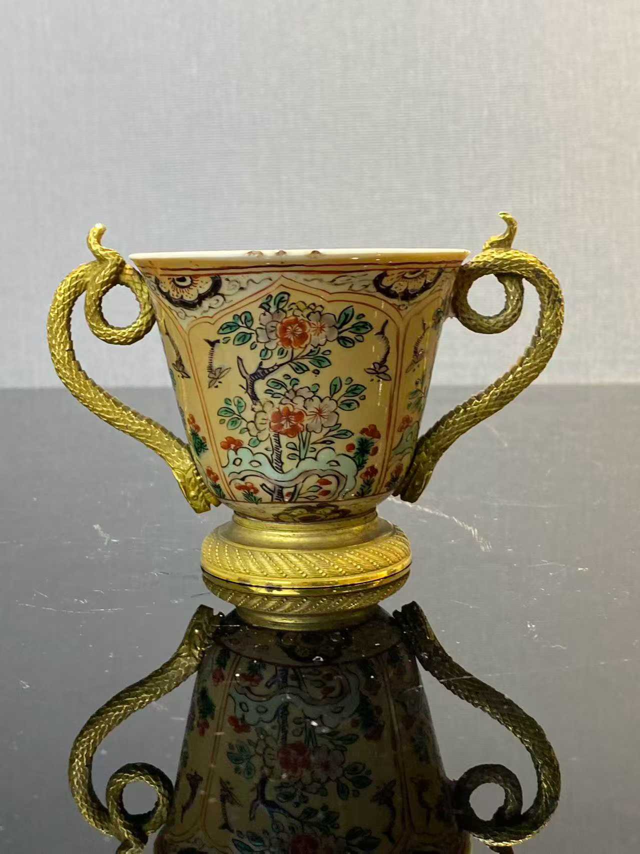 米黄地五彩花蝶纹杯