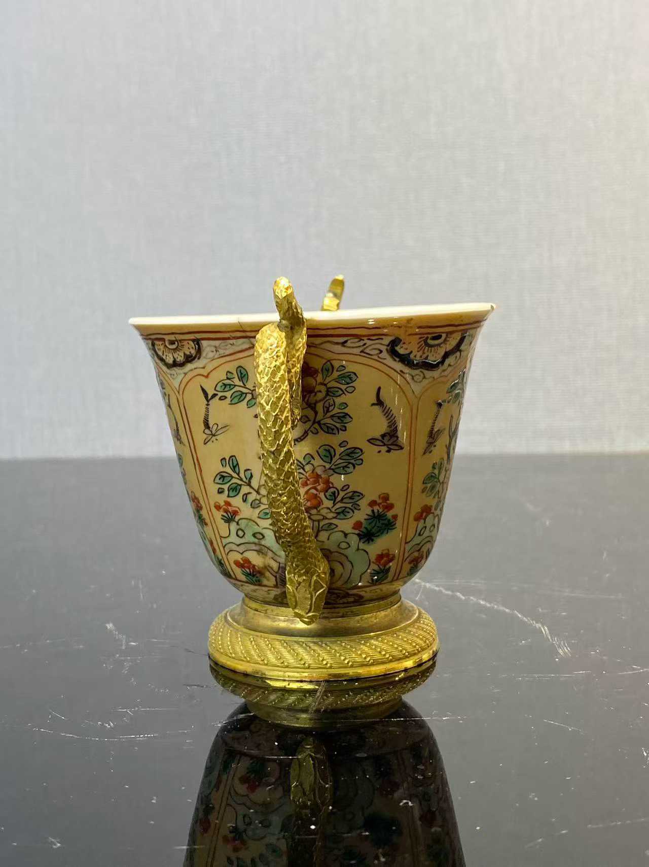 米黄地五彩花蝶纹杯