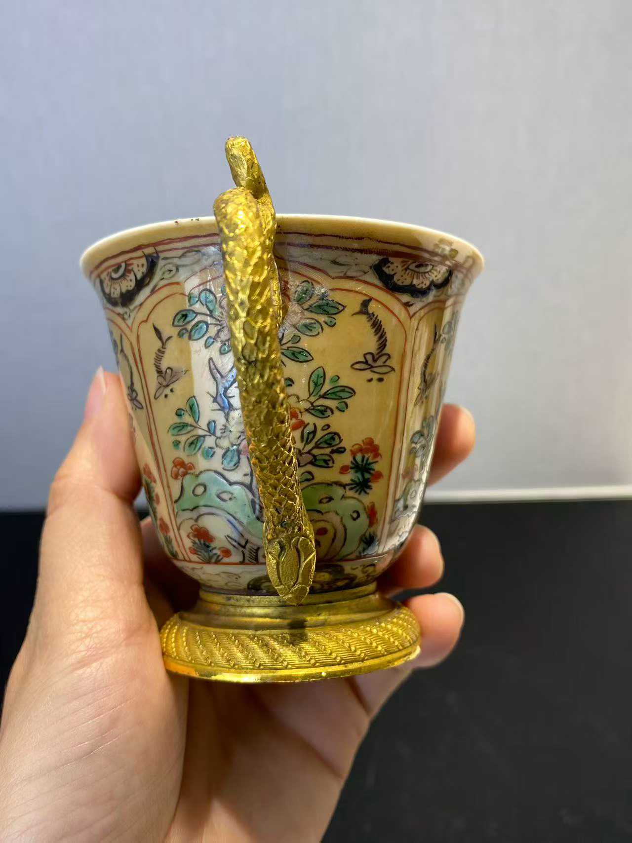 米黄地五彩花蝶纹杯