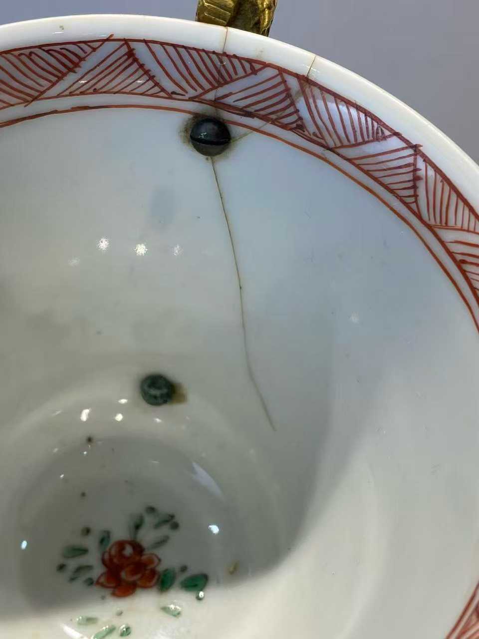 米黄地五彩花蝶纹杯