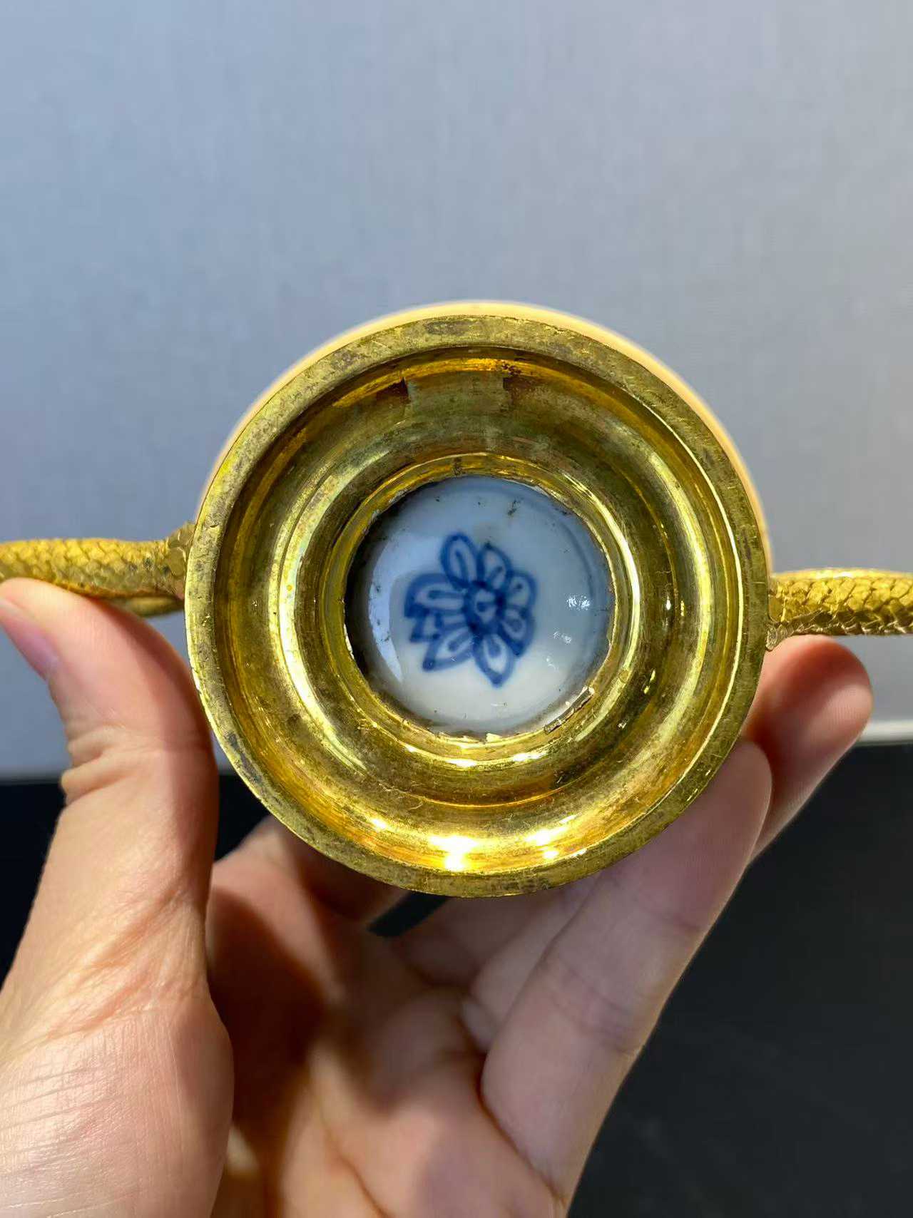 米黄地五彩花蝶纹杯