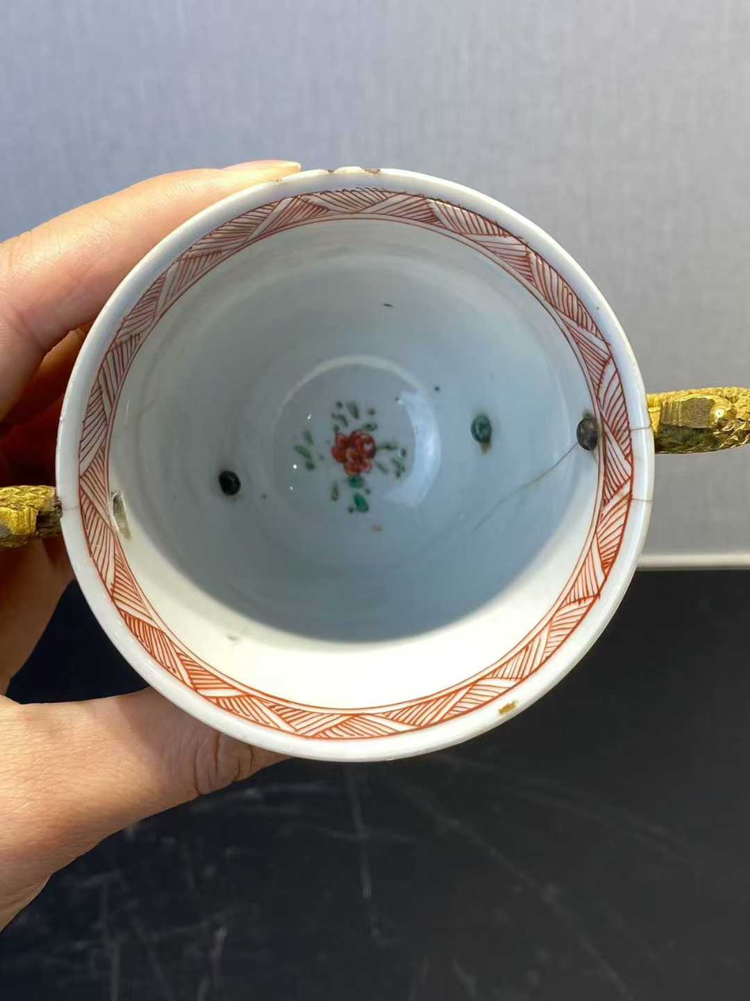 米黄地五彩花蝶纹杯