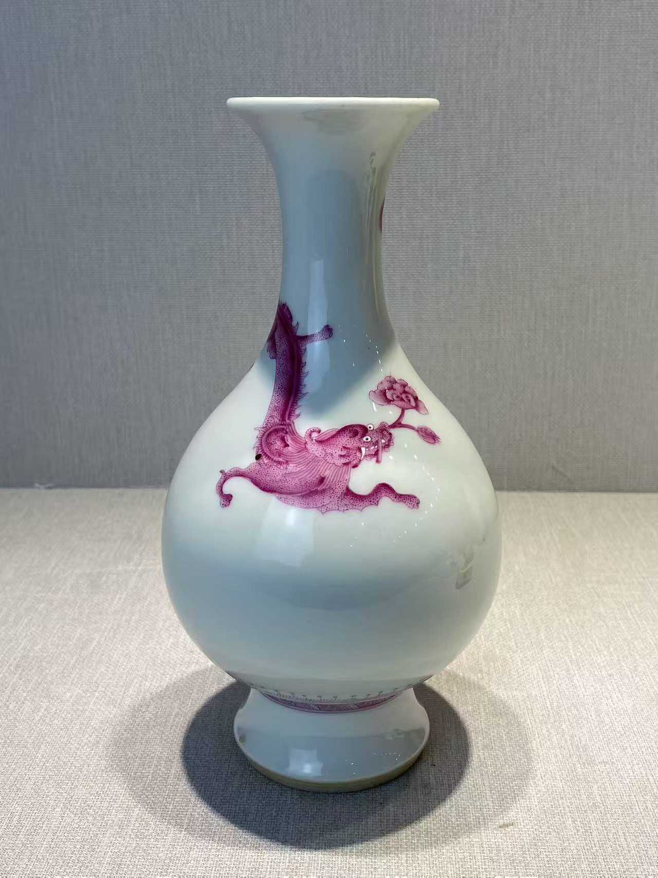 白釉胭脂红螭龙灵芝纹撇口瓶