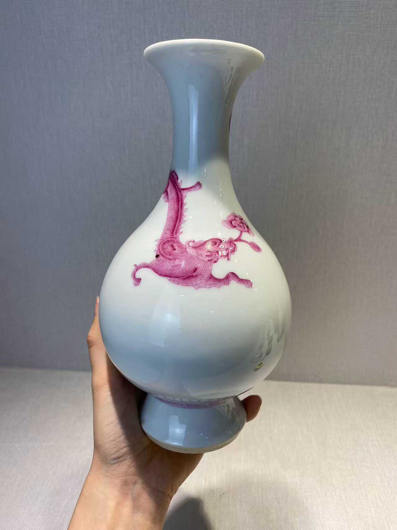 白釉胭脂红螭龙灵芝纹撇口瓶