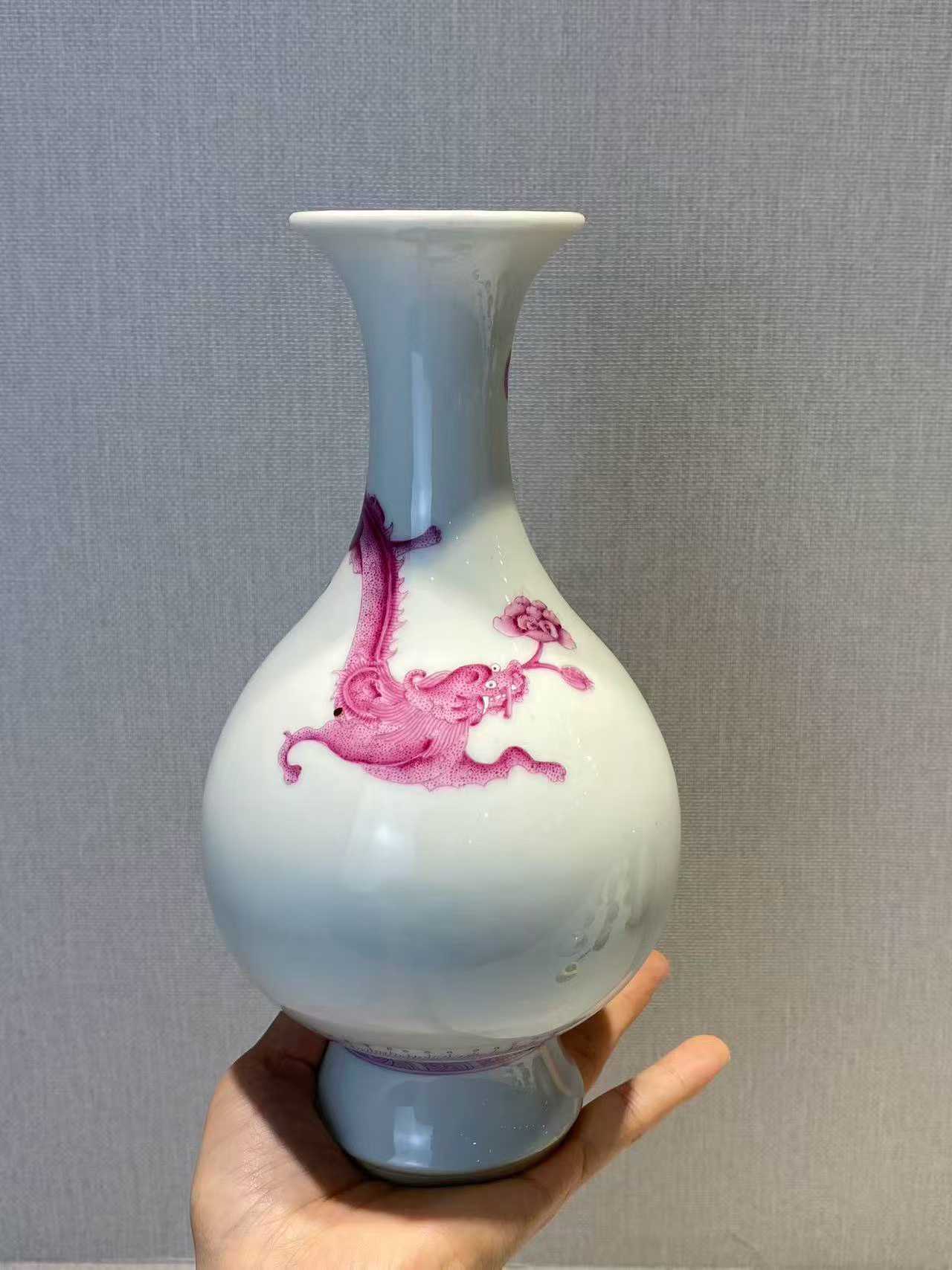 白釉胭脂红螭龙灵芝纹撇口瓶