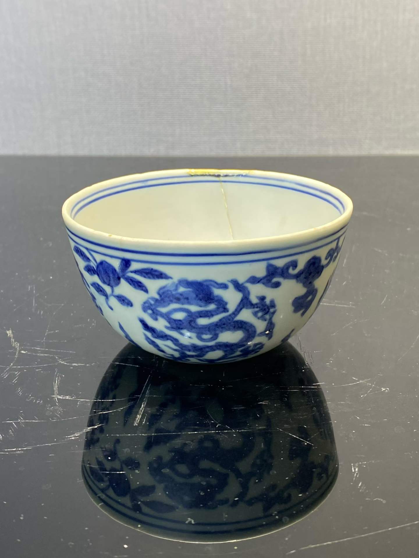 青花团龙寿字纹碗  款：大明嘉靖年制