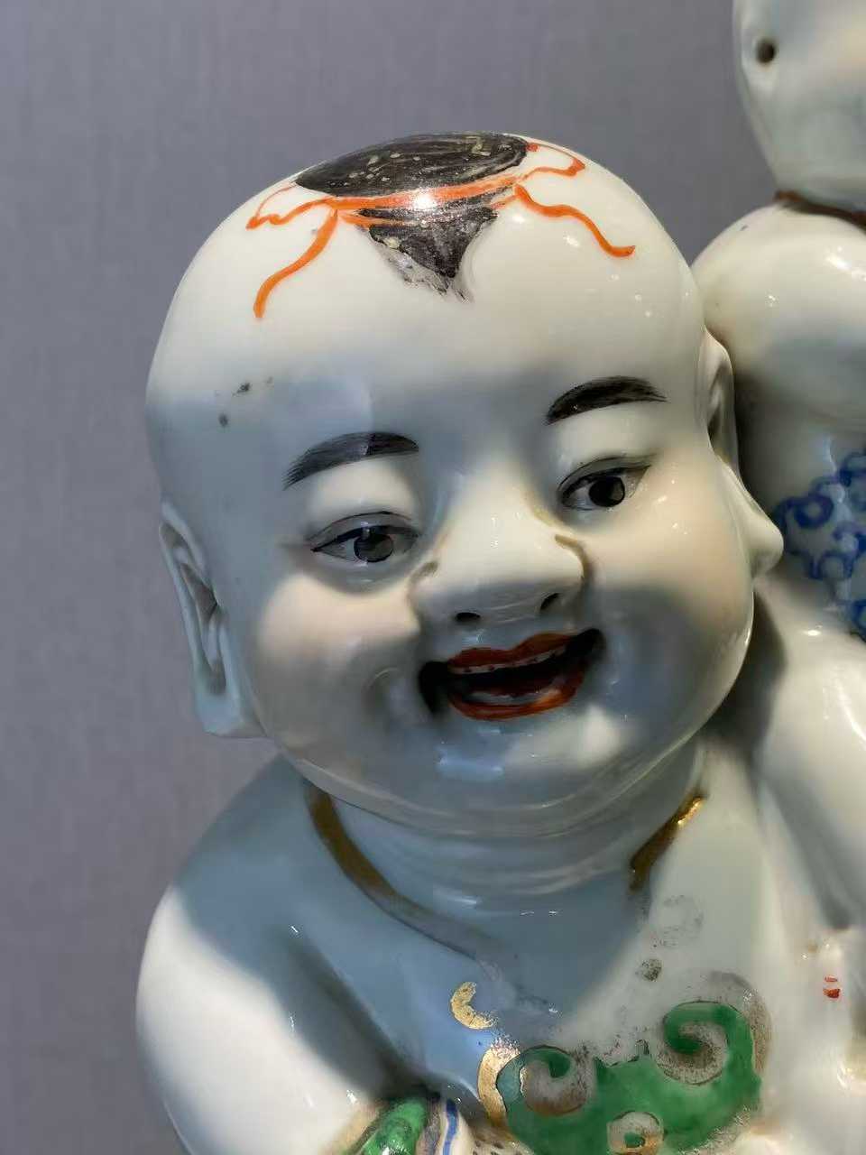 粉彩大头娃娃花插  款：朱义顺造