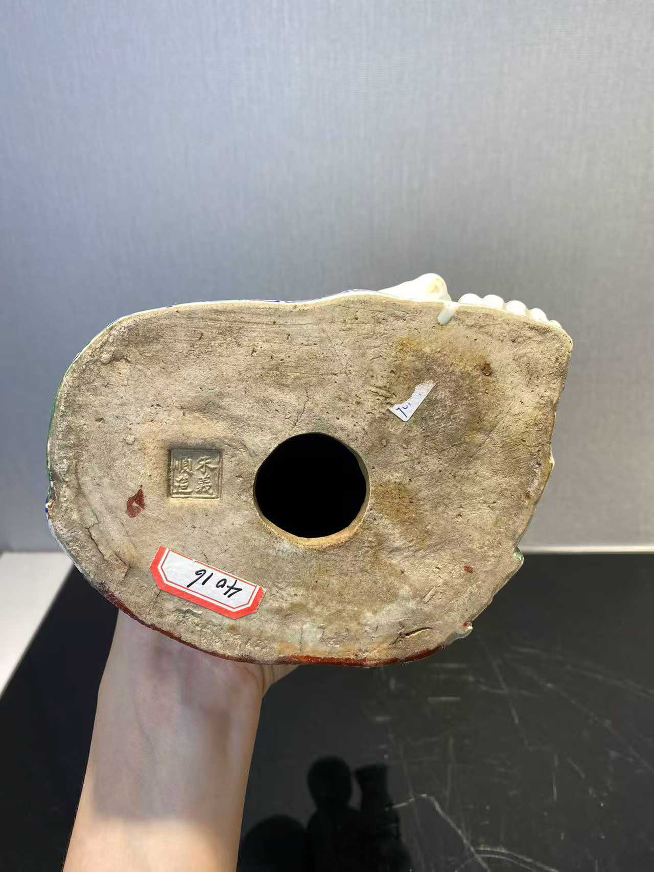 粉彩大头娃娃花插  款：朱义顺造