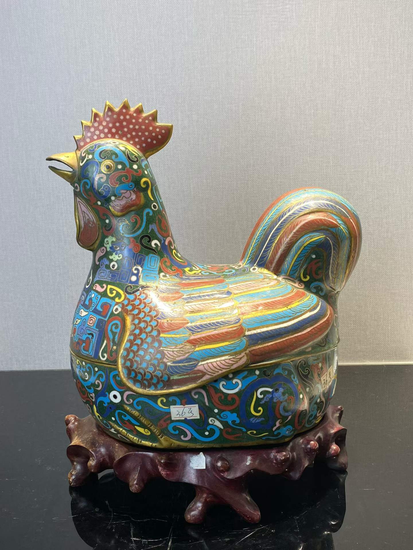 铜胎珐琅母鸡盖盒配木座