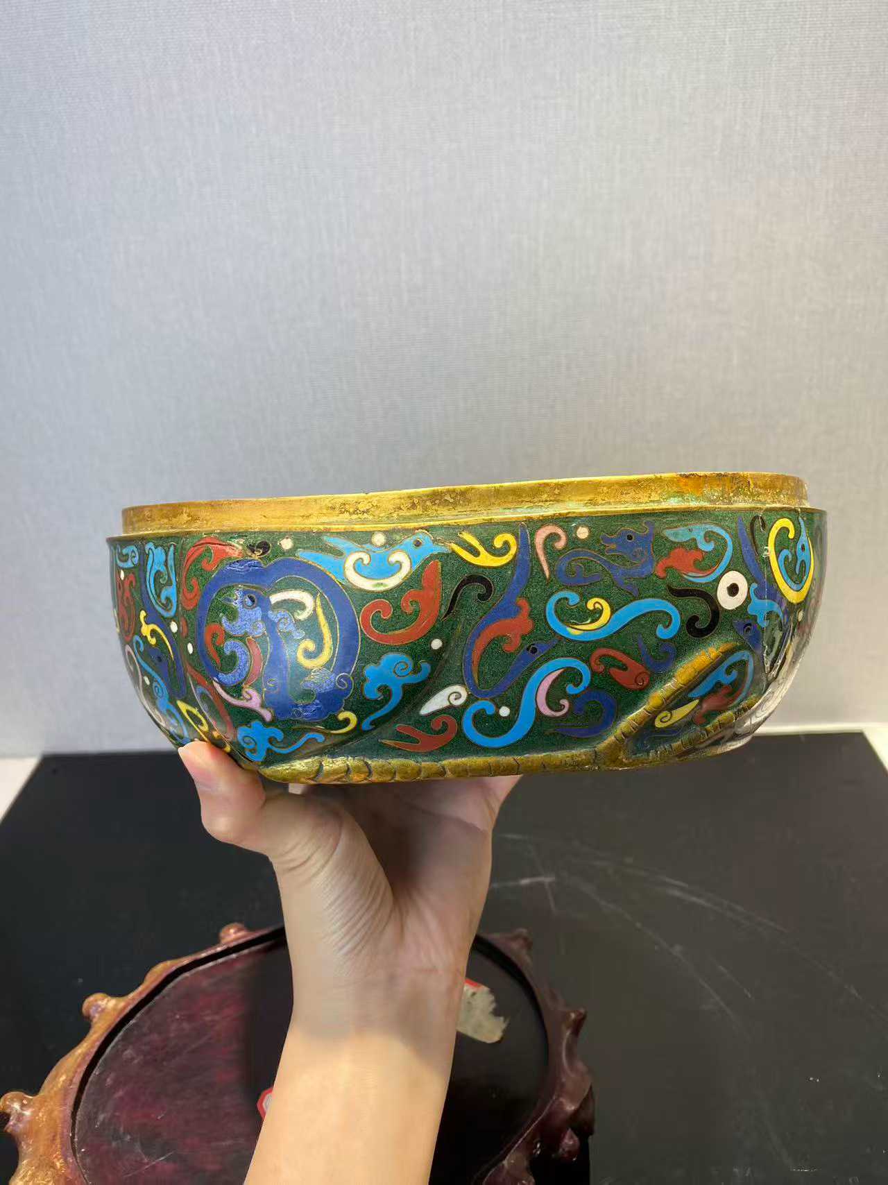 铜胎珐琅母鸡盖盒配木座