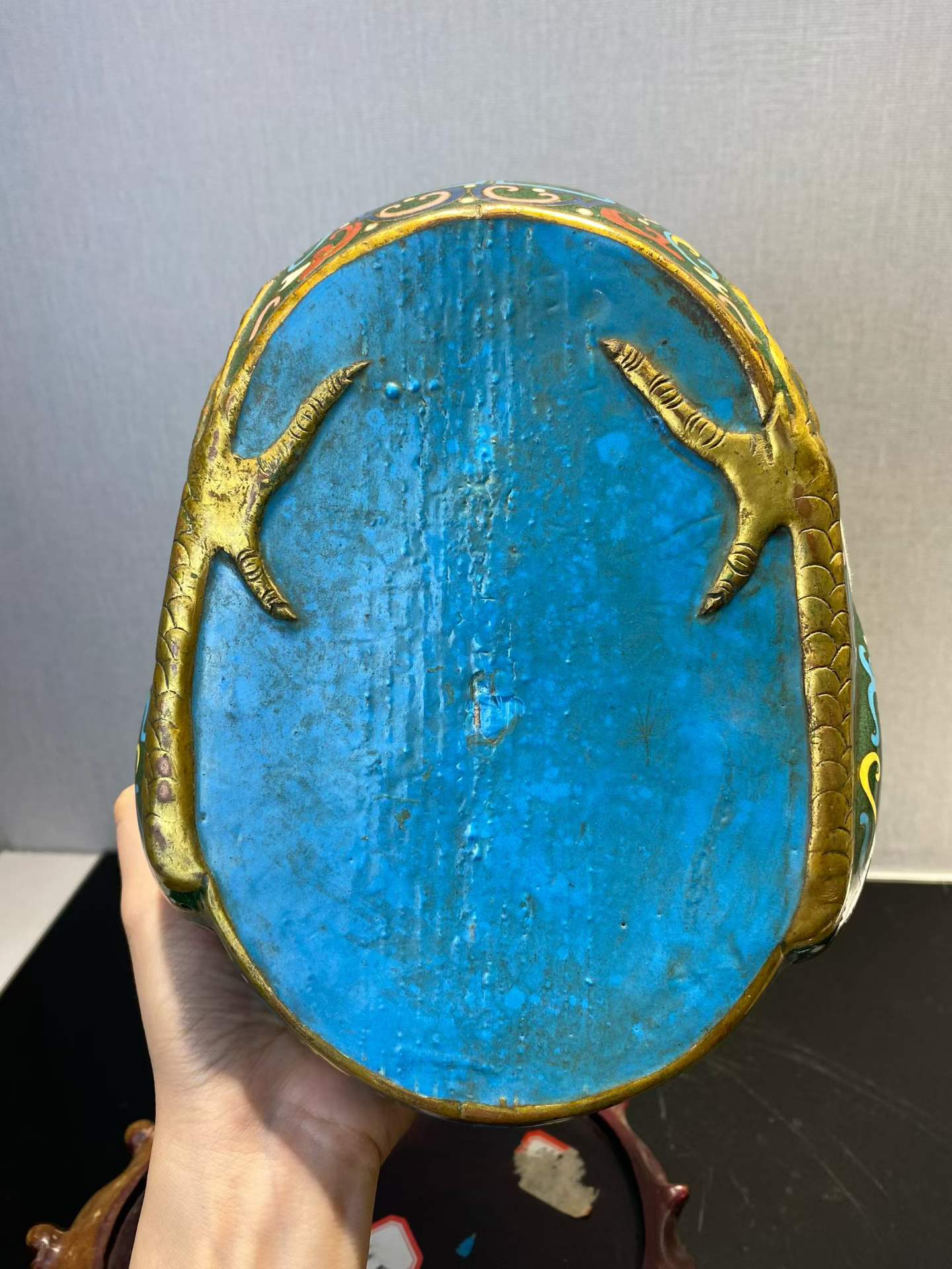 铜胎珐琅母鸡盖盒配木座