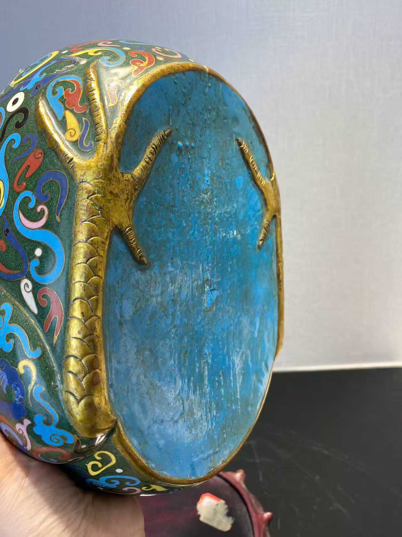 铜胎珐琅母鸡盖盒配木座