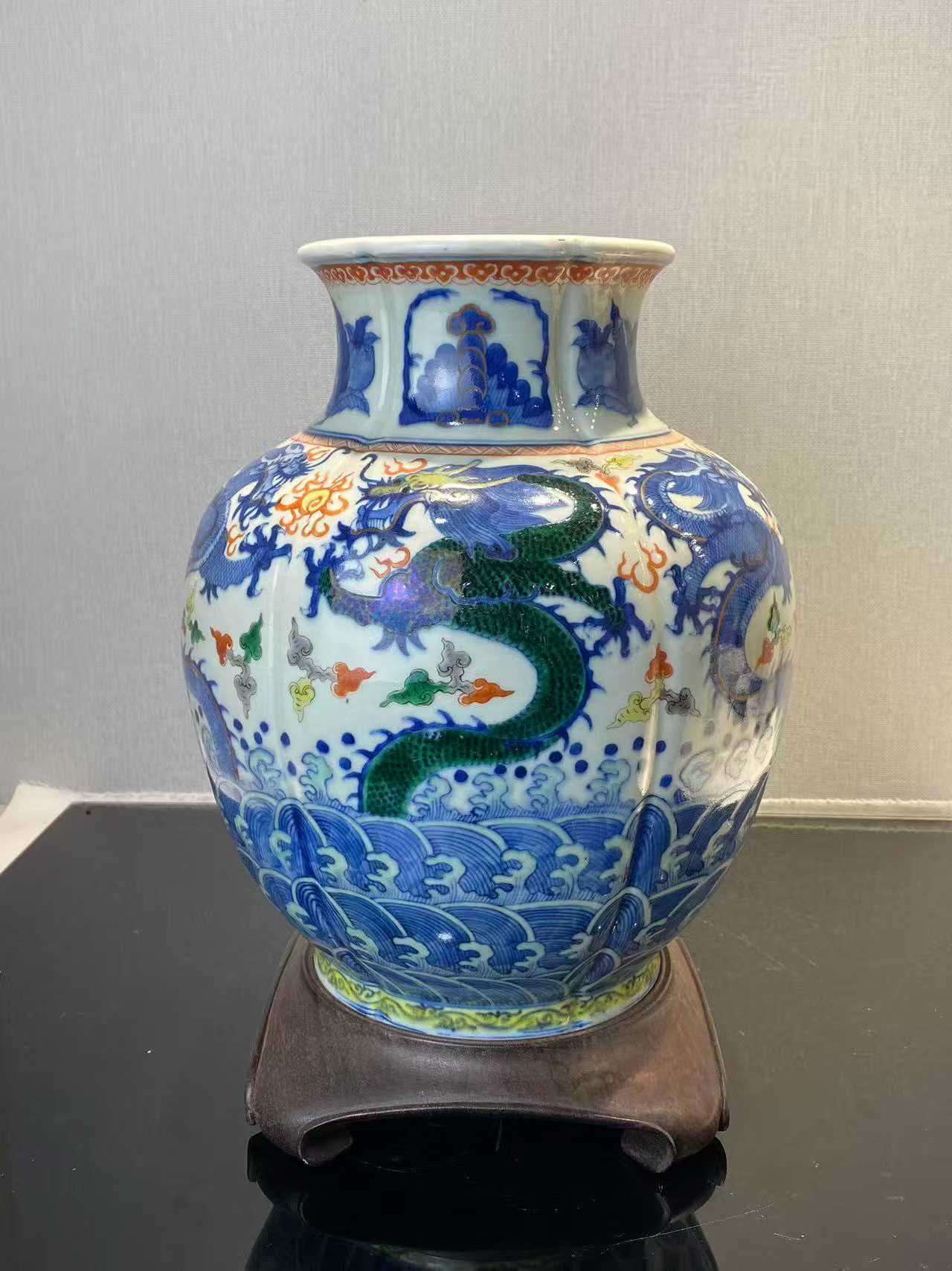 斗彩海水云龙纹石榴尊