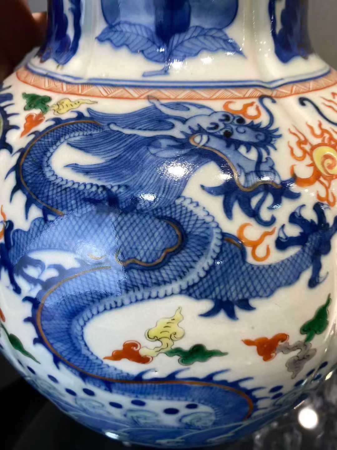 斗彩海水云龙纹石榴尊