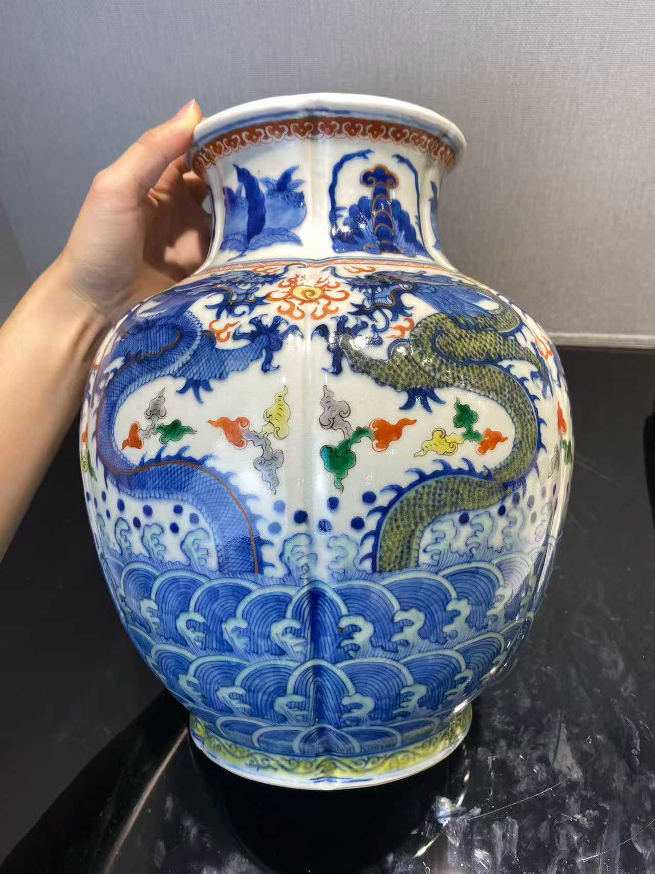 斗彩海水云龙纹石榴尊