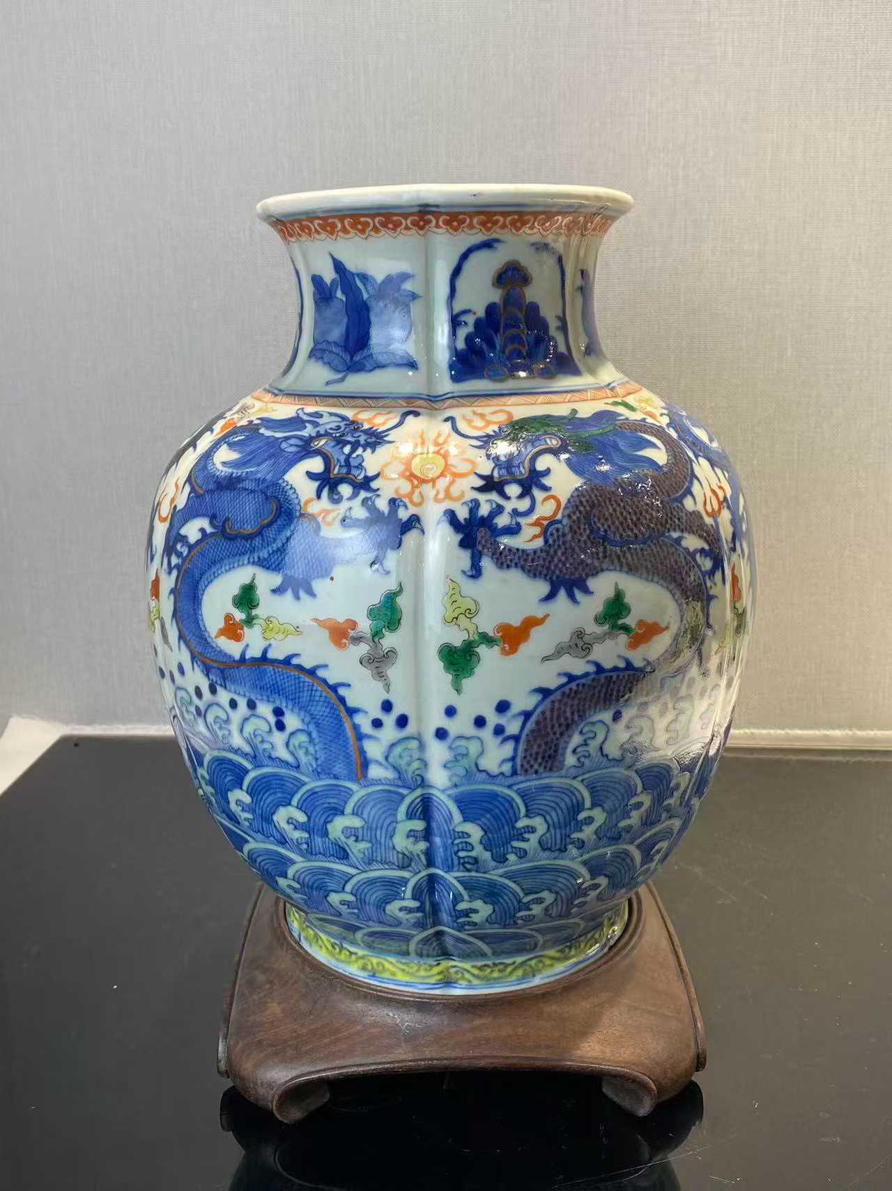 斗彩海水云龙纹石榴尊