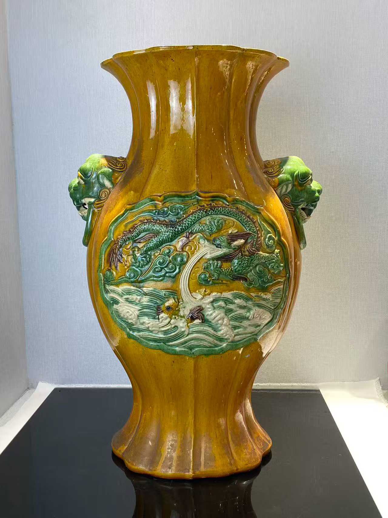 素三彩鱼化龙纹海棠式兽耳大尊