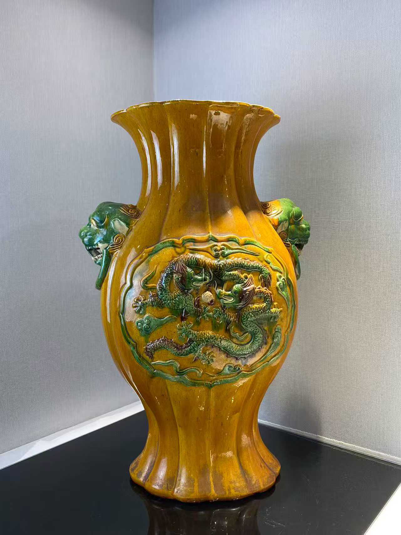 素三彩鱼化龙纹海棠式兽耳大尊