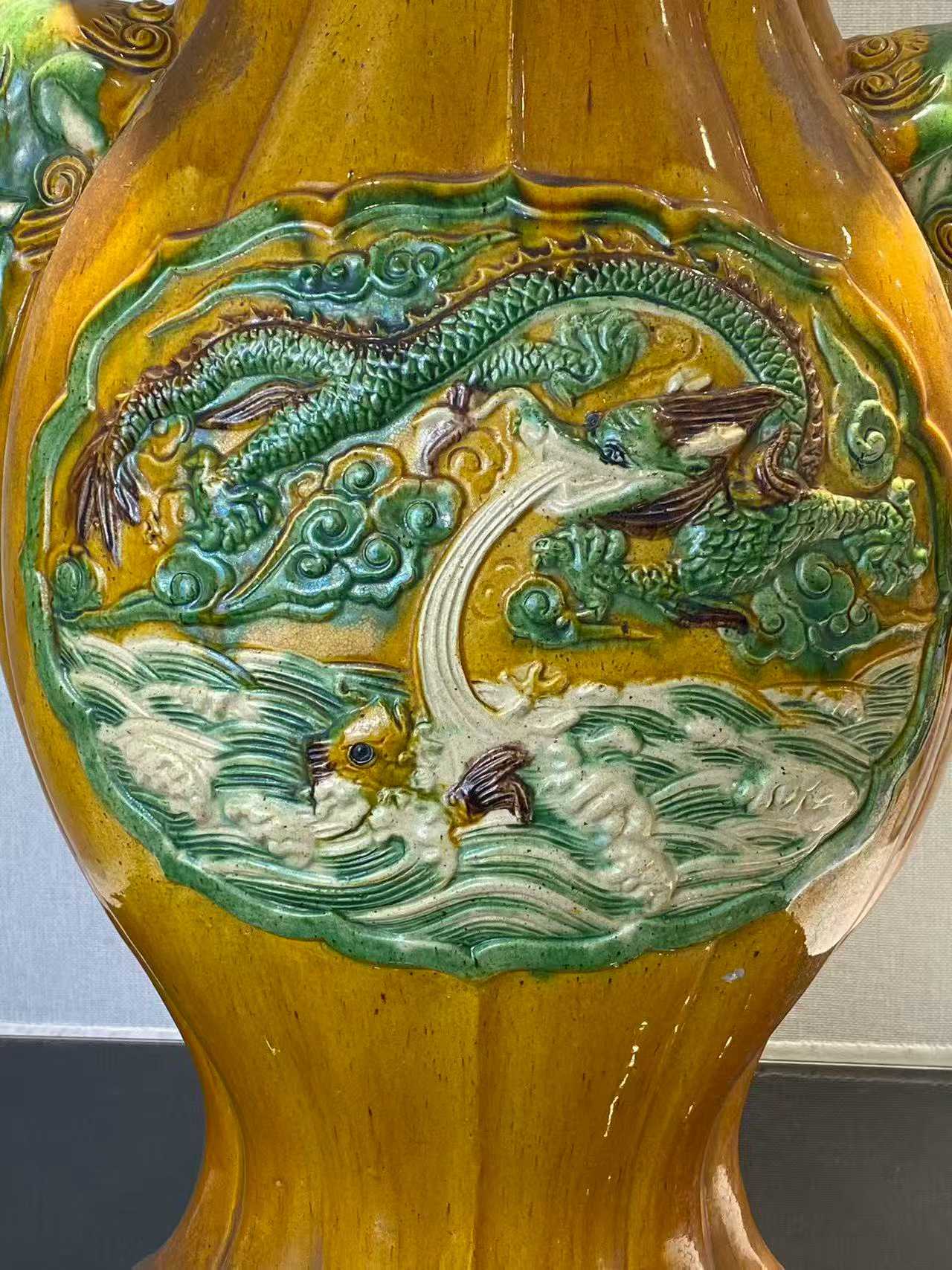 素三彩鱼化龙纹海棠式兽耳大尊