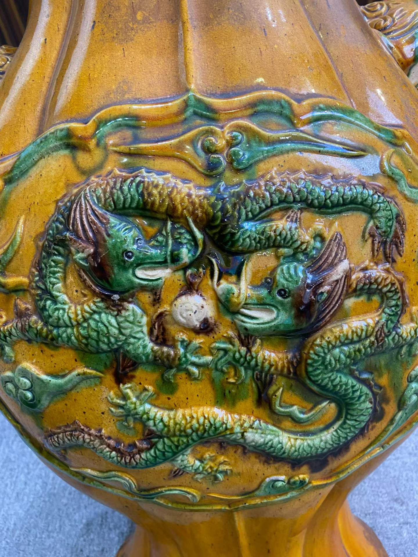 素三彩鱼化龙纹海棠式兽耳大尊