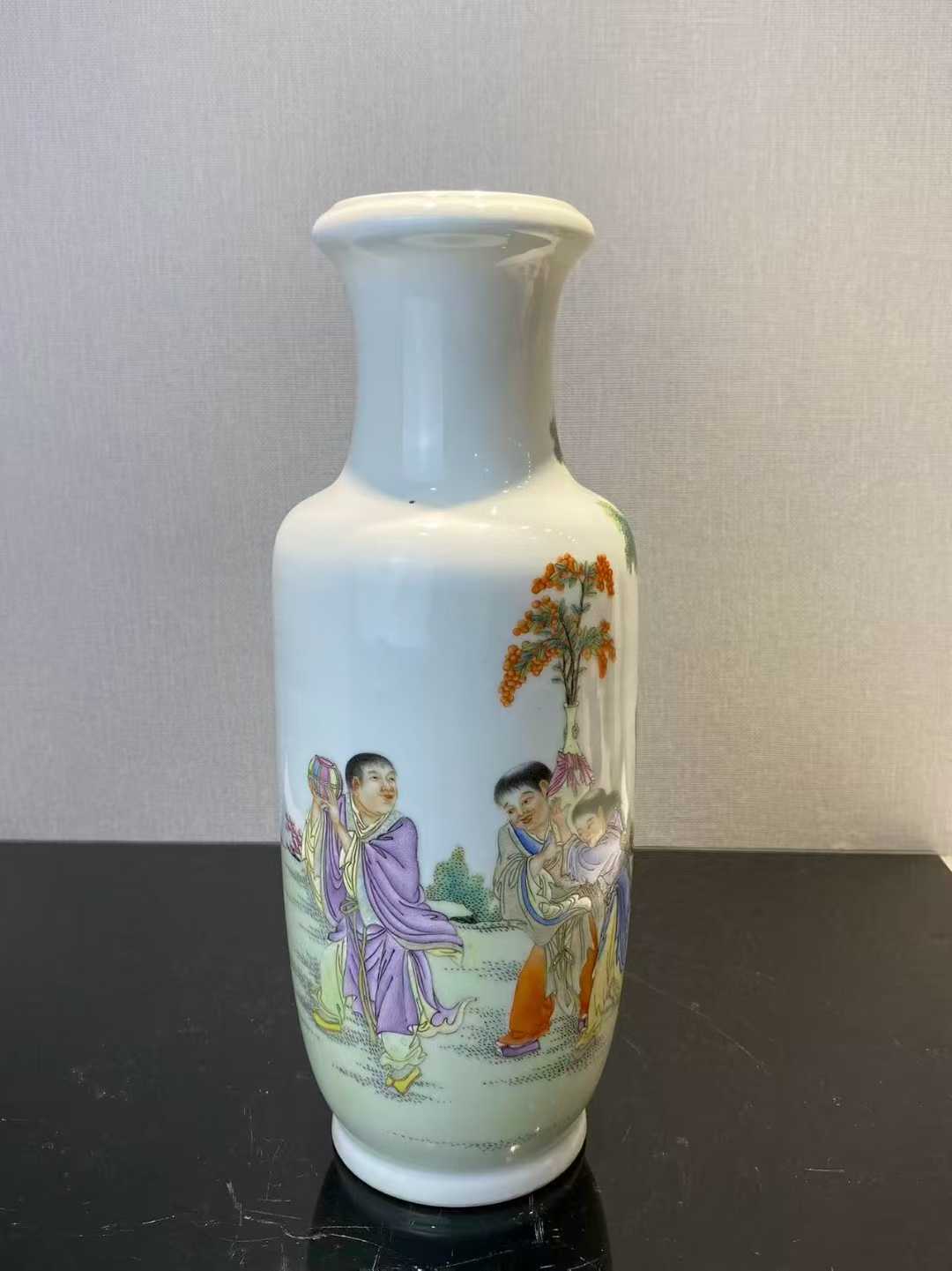 粉彩四仙图盘口瓶 款：居仁堂制