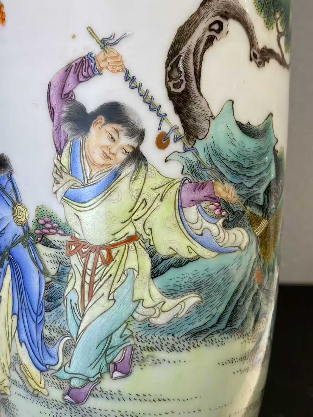 粉彩四仙图盘口瓶 款：居仁堂制