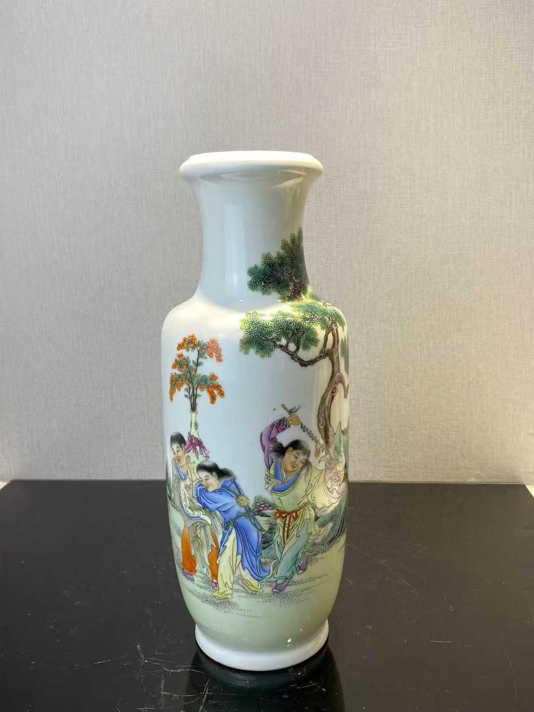 粉彩四仙图盘口瓶 款：居仁堂制