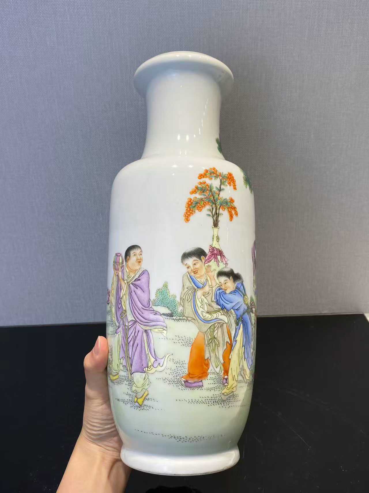 粉彩四仙图盘口瓶 款：居仁堂制