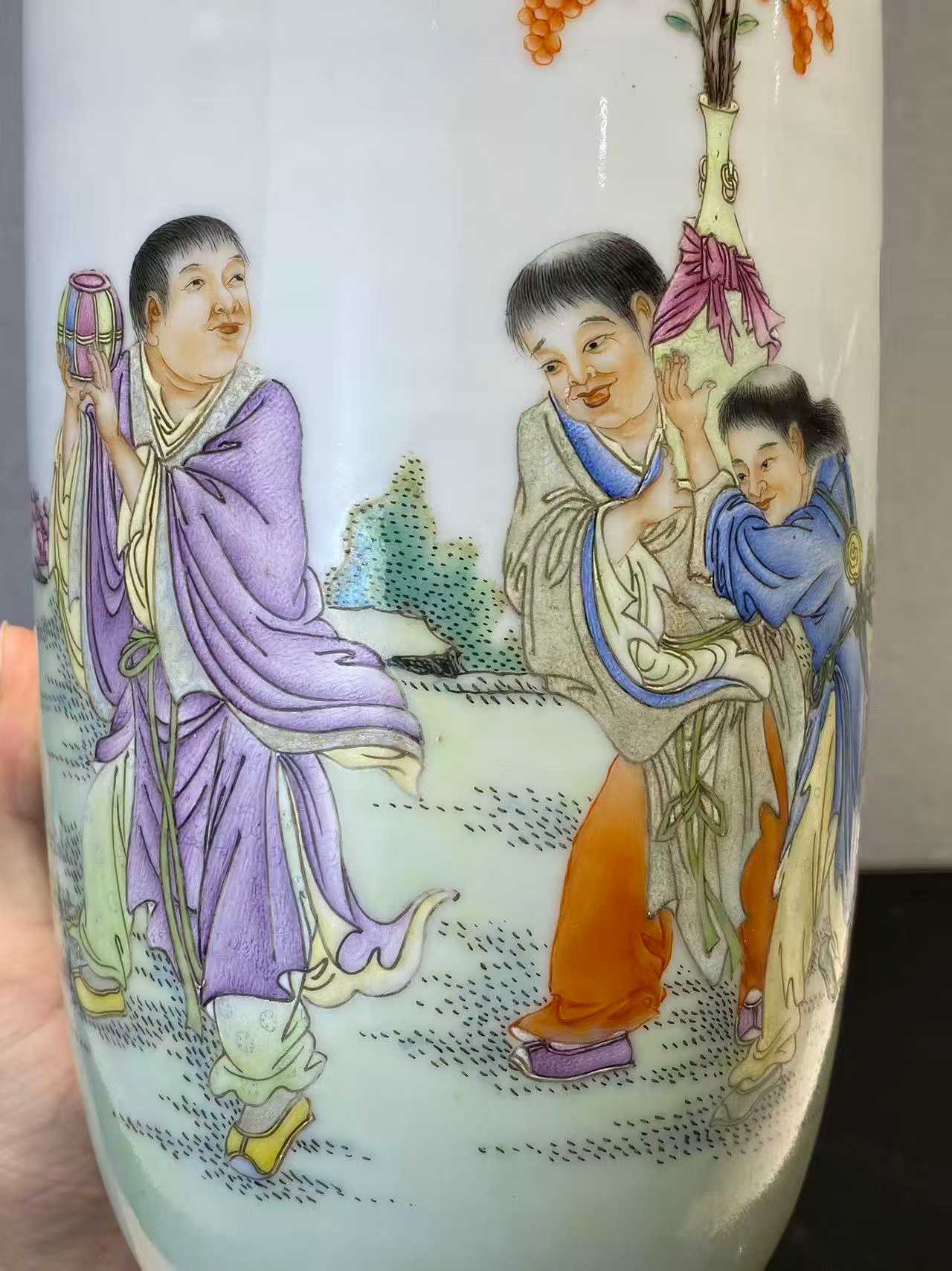 粉彩四仙图盘口瓶 款：居仁堂制