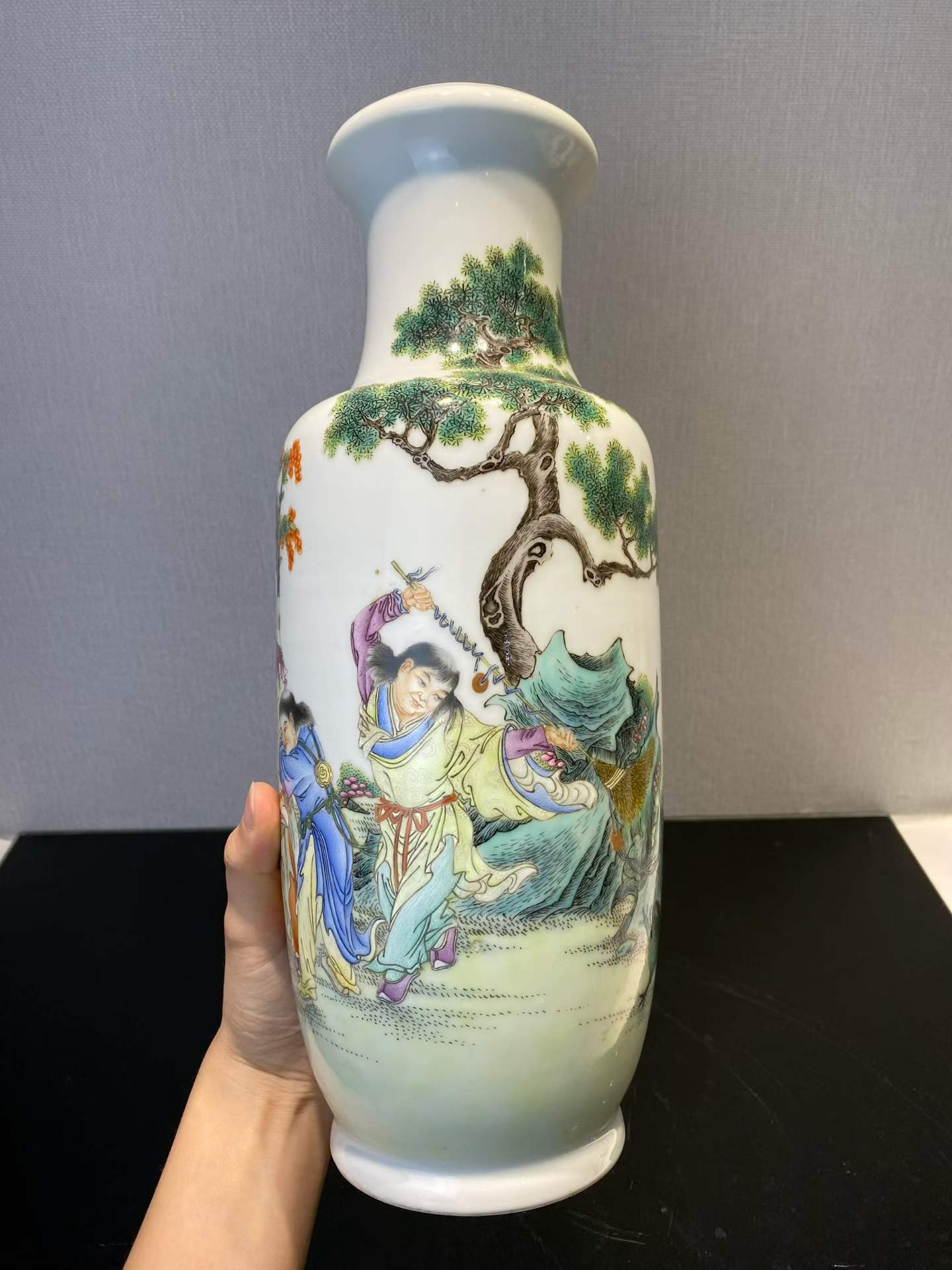 粉彩四仙图盘口瓶 款：居仁堂制