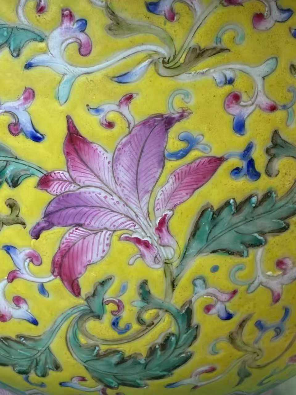 黄地粉彩缠枝花卉纹花盆带奁