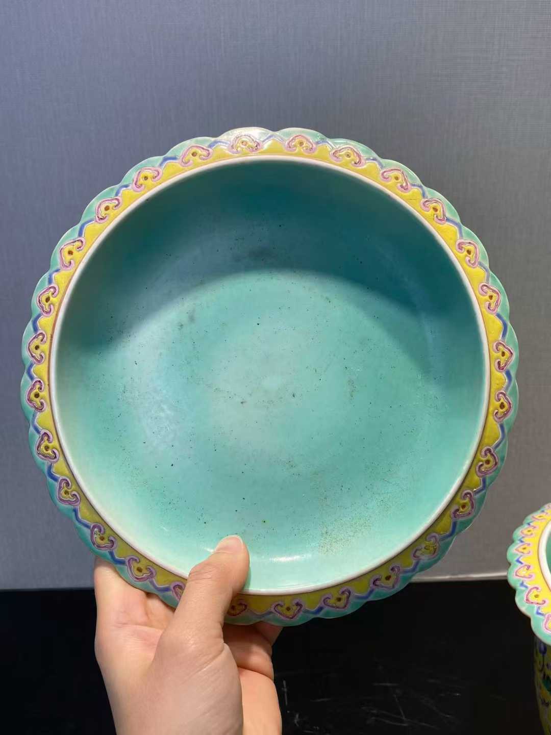 黄地粉彩缠枝花卉纹花盆带奁