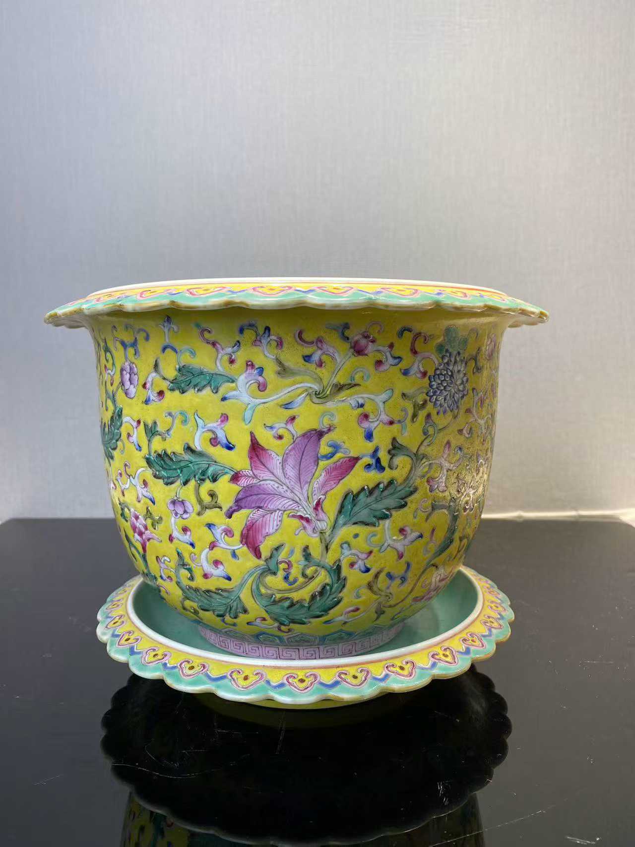 黄地粉彩缠枝花卉纹花盆带奁