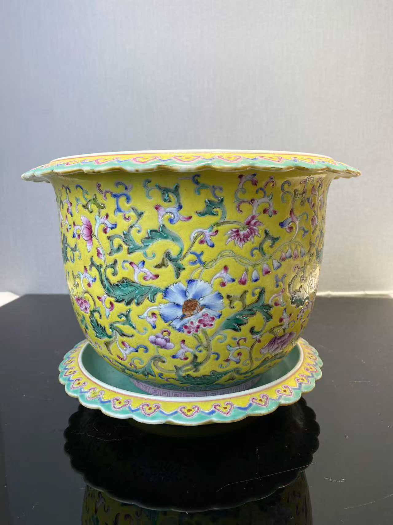 黄地粉彩缠枝花卉纹花盆带奁